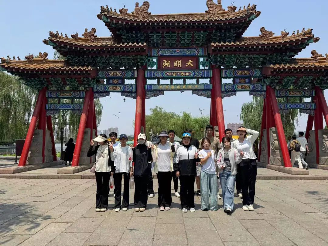航空学院旅游管理专业开展趵突泉 - 大明湖研学实践 沉浸式解锁导游岗位技能